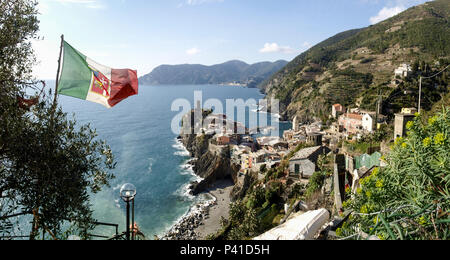 Vernazza, Italien - 20. Februar 2017: Italienische Flagge auf einem Balkon des ligurischen Dorf Stockfoto