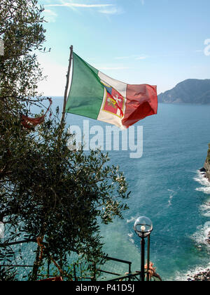 Vernazza, Italien - 20. Februar 2017: Italienische Flagge auf einem Balkon des ligurischen Dorf Stockfoto