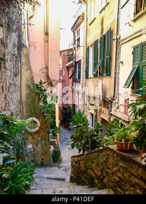 Vernazza, Italien - 20. Februar 2017: altes Dorf auf der östlichen ligurischen Küste. Farbige Häuser umgeben die kleine Marina. Stockfoto