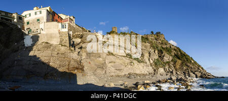 Vernazza, Italien - 20. Februar 2017: altes Dorf auf der östlichen ligurischen Küste. Farbige Häuser umgeben die kleine Marina. Stockfoto