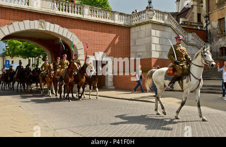 Polnischen Armee Soldaten reiten in den Hauptplatz von Lublin, Polen, 1. Juni als Teil einer Polnischen Kavallerie Regiments Zeremonie. Ein gemeinsames Engagement für die Gemeinschaft Veranstaltung fand auch statt, in denen die Bürgerinnen und Bürger waren in der Lage, Soldaten zu treffen und sehen, militärische Ausrüstung sowie der Austausch von Dank zwischen US-amerikanischen und der Polnischen Führer Zeugnis. Rund 1.400 Soldaten, 400 Fahrzeuge, wird für mehr als 2.200 km durch sechs Länder Soldaten, beginnend an der Rose Barracks, Deutschland und Reise durch Polen als Teil der Übung Dragoner reiten. Auch in Polen wird Übung Anakonda 16 sein, ein p Stockfoto