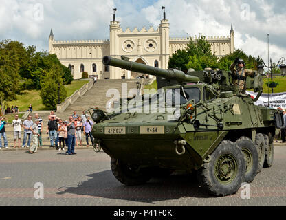 Soldaten der 2 Golgatha Regiment Position ein Stryker bekämpfen Fahrzeug auf dem Hauptplatz von Lublin, Polen, 1. Juni, als Teil der gemeinsamen Engagement für die Gemeinschaft zwischen den USA und der Polnischen Kavallerie Regiment. Die Bürger waren in der Lage, Soldaten zu treffen und sehen, militärische Ausrüstung sowie der Austausch von Dank zwischen US-amerikanischen und der Polnischen Führer Zeugnis. Rund 1.400 Soldaten, 400 Fahrzeuge, wird für mehr als 2.200 km durch sechs Länder Soldaten, beginnend an der Rose Barracks, Deutschland und Reise durch Polen als Teil der Übung Dragoner reiten. Auch in Polen wil Stockfoto