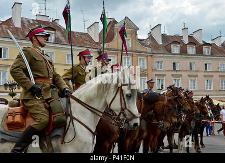 Polnischen Armee Soldaten Line Up auf dem Hauptplatz von Lublin, Polen, 1. Juni als Teil einer Polnischen Kavallerie Regiments Zeremonie. Ein gemeinsames Engagement für die Gemeinschaft Veranstaltung fand auch statt, in denen die Bürgerinnen und Bürger waren in der Lage, Soldaten zu treffen und sehen, militärische Ausrüstung sowie der Austausch von Dank zwischen US-amerikanischen und der Polnischen Führer Zeugnis. Rund 1.400 Soldaten, 400 Fahrzeuge, wird für mehr als 2.200 km durch sechs Länder Soldaten, beginnend an der Rose Barracks, Deutschland und Reise durch Polen als Teil der Übung Dragoner reiten. Auch in Polen wird Übung Anakonda 16 sein, ein Stockfoto