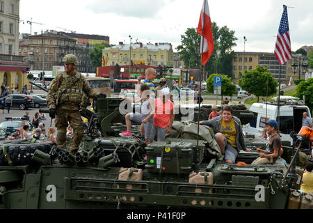 Soldaten der 2 Golgatha Regiment lassen polnische Bürger ein Stryker bekämpfen Fahrzeug auf dem Hauptplatz von Lublin, Polen, 1. Juni erkunden, als Teil einer gemeinsamen Engagement für die Gemeinschaft zwischen den USA und der Polnischen Kavallerie Regiment. Die Bürger waren in der Lage, Soldaten zu treffen und sehen, militärische Ausrüstung sowie der Austausch von Dank zwischen US-amerikanischen und der Polnischen Führer Zeugnis. Rund 1.400 Soldaten, 400 Fahrzeuge, wird für mehr als 2.200 km durch sechs Länder Soldaten, beginnend an der Rose Barracks, Deutschland und Reise durch Polen als Teil der Übung Dragoner reiten. Auch unter Stockfoto