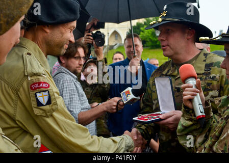 Lieutenant Colonel Deric Holbrook, Kommandant der Feldartillerie Squadron, 2.Kavallerie Regiments, stellt Herr Prezemyslaw Omieczynski, Lublin Präsident der polnischen Unabhängigkeit Stiftung, mit einem ehrenamtlichen Silber von seiner Einheit in vielen Dank für ihre Gastfreundschaft und die Zusammenarbeit während der Übung Dragoon Fahrt in Lublin, Polen am 1. Juni. Die Bürger waren in der Lage, Soldaten zu treffen und sehen, militärische Ausrüstung sowie die polnische Kavallerie und der Austausch von Dank zwischen US-amerikanischen und der Polnischen Führer Zeugnis. Rund 1.400 Soldaten, 400 Fahrzeuge, werden mehr als 2.200 Kilometer, durch Stockfoto