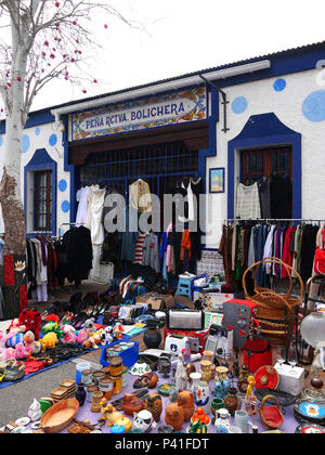 Artikel zum Verkauf am Sonntag Flohmarkt in Fuengirola auf der Feria Boden an der Costa del Sol in Spanien Stockfoto