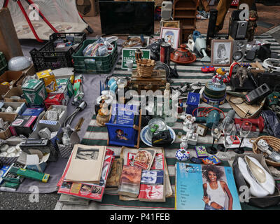 Artikel zum Verkauf am Sonntag Flohmarkt in Fuengirola auf der Feria Boden an der Costa del Sol in Spanien Stockfoto