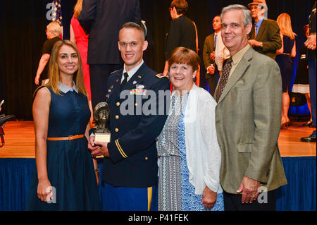 Chief Warrant Officer 2 Ryan Anderson von der Pennsylvania National Guard Zeigt die MacArthur Leadership Award am 1. Juni im Pentagon, Momente nach Erhalt der renommierten Auszeichnung von Generalstabschef der Armee, General Mark A. Milley. Anderson ist durch seine Frau, Angela, Vater, Robert, und Susan Anderson. Die Auszeichnung wird jährlich an eine Nationalgarde Warrant Officer und 28 Offiziere in der Armee insgesamt bundesweit, die die Ideale, für die General Douglas MacArthur Stand: Pflicht, Ehre, Land beispielhaft vorgestellt. Stockfoto