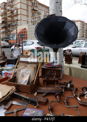 Artikel zum Verkauf am Sonntag Flohmarkt in Fuengirola auf der Feria Boden an der Costa del Sol in Spanien Stockfoto