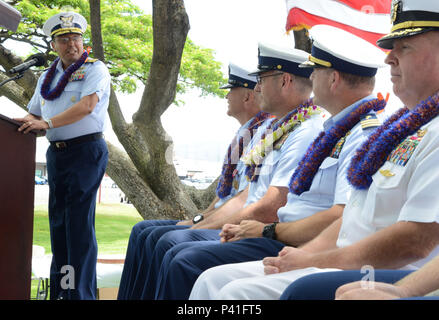 Hintere Adm. Vincent Atkins, Commander, Coast Guard 14. Bezirk, Adressen Teilnehmer während eines Change-of-watch und Ruhestand Zeremonie an der Coast Guard Base Honolulu Juni 1, 2016. Während der Zeremonie, Master Chief Petty Officer Chritopher Windnagle übertragene Autorität als command Master Chief der Küstenwache 14. Bezirk zu Master Chief Petty Officer Edward Lewis. (U.S. Coast Guard Foto von Petty Officer 2. Klasse Tara Molle/Freigegeben) Stockfoto