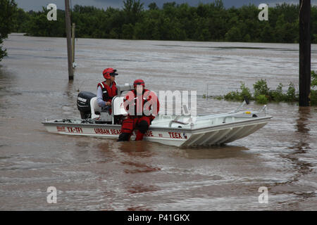 Texas Task Force 1 Crew nach der Rückkehr von der Suche nach einem Haus für eine vermisste Person. Texas Wachposten rescue Texans in der Notwendigkeit von schweren Überschwemmungen in Fort Bend County, Texas, USA, 2. Juni 2016. Texas Wachposten unterstützten lokalen Ersthelfer bei Such- und Rettungseinsätzen bei schweren Wetter. (Texas State Guard Foto: Staff Sgt. Timothy Pruitt/Freigegeben) Stockfoto