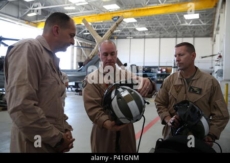 Major Jonathan Geisler, (Mitte) eine AH-1Z Viper Cobra Kampfhubschrauber Pilot mit Marine Light Attack Helicopter Training Squadron 303, Marine Flugzeuge Gruppe 39, 3. Marine Flugzeugflügel, und Oberst Michael Borgschulte, (rechts) kommandierender Offizier der Marine Flugzeuge Gruppe 39, 3. Marine Flugzeugflügel, zeigt die neue Technologie auf der AH-1Z Hubschrauber Helm Generalmajor Daniel O'Donohue verfügbar, (links) der 1. Marine Division kommandierender General, die an Bord der Marine Corps Air Station Camp Pendleton, Calif., 2. Juni 2016. O'Donohue erlebt die neue Technologie und die Funktionen des AH-1Z VI Stockfoto