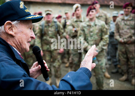 ANGOVILLE AU PLAIN, Frankreich (01. Juni 2016) Jack Hamlin, ein D-Day Veteran von der Küstenwache, erzählt eine Geschichte über seine Erfahrungen im Zweiten Weltkrieg, 1. Juni, an US-service Mitglieder während einer Tour von der Schlacht von Carentan. Mehr als 380 Service Mitglieder aus Europa und den angeschlossenen D-Day historische Einheiten sind die Teilnahme an den 72. Jahrestag als Teil der Gemeinsamen Task Force D-Day 72. Die Task Force, in St. Mere Eglise, Frankreich, unterstützt lokale Veranstaltungen in der Normandie, vom 30. Mai - 6. Juni, 2016 zum Gedenken an die selbstlose Handlungen aller die Alliierten am D-Day, die 72 Jahre später zu schwingen. Stockfoto