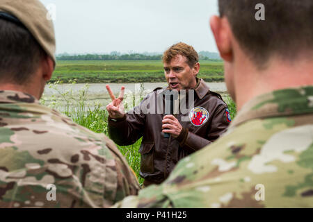 160601-N-AX 546-286 Carentan, Frankreich (01. Juni 2016) Denis Van Denbrink, ein freiwilliger Tour Guide, erklärt die Details eines WWII Schlacht, die sich entlang der Douve in US-service Mitglieder während einer Tour von der Schlacht von Carentan. Mehr als 380 Service Mitglieder aus Europa und den angeschlossenen D-Day historische Einheiten sind die Teilnahme an den 72. Jahrestag als Teil der Gemeinsamen Task Force D-Day 72. Die Task Force, in St. Mere Eglise, Frankreich, unterstützt lokale Veranstaltungen in der Normandie, vom 30. Mai - 6. Juni, 2016 zum Gedenken an die selbstlose Handlungen aller die Alliierten am D-Day, die fortfahren zu schwingen Stockfoto