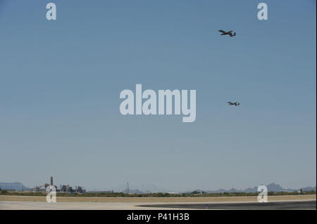 Zwei A-10 "Thunderbolt II Fliegen über Davis-Monthan Air Force Base, Ariz., 1. Juni 2016. D-M ist Gastgeber der alle zwei Jahre stattfindenden Wettbewerb Hawgsmoke 2016, zählte der strafing, high-altitude dive-Bombardierung, low-angle-Lieferung, Maverick Raketen precision und Team Taktik. (U.S. Air Force Foto von Airman 1st Class Ashley N. Steffen/Freigegeben) Stockfoto