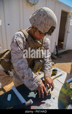 Cpl. Alan Lam Packs den Boden einer Flasche Wein mit der Zusammensetzung C-4 bei einem Abbruch der Ausbildung auf der Marine Corps Base Camp Pendleton, Calif., 1. Juni 2016. Die Verwendung eines leeren Flasche Wein als improvisiertes Kostenlos zeigt, wie die Marines verwenden können Reihen in einem städtischen Umfeld gefunden. Das Training dient vertraut zu machen und die Marines' Fähigkeit, Gebühren konstruieren und detonieren zu verbessern. Lam ist ein Combat Engineer bei der Bekämpfung der Logistik Bataillon 11, 11 Marine Expeditionary Unit. (U.S. Marine Corps Foto von Cpl. April L. Preis/Freigegeben) Stockfoto