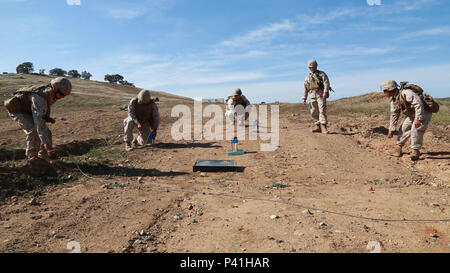 Marines Bühne Gegenkraft Gebühren auf verstärkte Glas bei einem Abbruch der Ausbildung auf der Marine Corps Base Camp Pendleton, Calif., 1. Juni 2016. Das Glas simuliert verstärkte Windows auf taktische Fahrzeuge. Die Fortbildung soll vertraut zu machen und die Marines' Fähigkeit, Sprengladungen konstruieren und detonieren zu verbessern. Die Marines sind Pioniere mit dem Ingenieur Platoon, Bekämpfung der Logistik Bataillon 11, 11 Marine Expeditionary Unit. (U.S. Marine Corps Foto von Cpl. April L. Preis/Freigegeben) Stockfoto