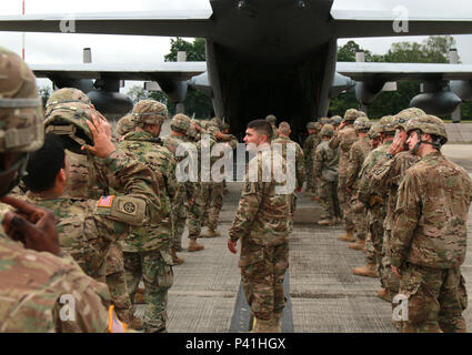 Soldaten auf die 173Rd Airborne Brigade stand in Zeile zugeordnet warten an Bord während der statischen Last Training, 4. Juni 2016, auf der Air Base Ramstein zu, während der Übung die schnelle Reaktion 16. Während dieser Ausbildung von Fallschirmjägern, sich mit Maßnahmen, die Sie bei einem Betrieb nehmen vertraut machen und ist einer viele Vorbereitung Bohrer müssen Sie auf der mittleren Staging Basis durchzuführen. Schnelle Reaktion umfasst mehr als 5.000 Soldaten und Piloten aus Belgien, Deutschland, Frankreich, Großbritannien, Italien, den Niederlanden, Österreich, Polen, Portugal, Spanien und die Vereinigten Staaten und findet in Polen und G Stockfoto