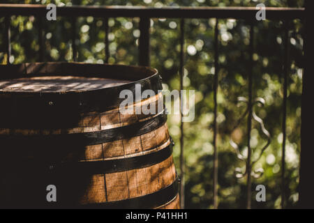 Holzfass mit Rot und Weiß Sonnengelb Wein für die Verkostung auf dem Weinberg. Kopieren Sie Platz für Text und Design. Texturierte Objekt. Stockfoto