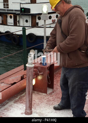 Am 4. Juni 2016 wurde der Massengutfrachter Roger Blough in der Waiska Bay des Lake Superior nach dem Gros Cap Reef in der Nähe von Sault Ste auf Grund gebracht. Marie, Michigan, für mehr als eine Woche. Ein Besatzungsmitglied hat das Wasser in einem Ballasttank während der Prüfung nach der Erdung gemessen. Das Schiff hatte Taconiteisenerz entladen, um die Ladung zu erleichtern, bevor es wieder in Schwung kam, und fuhr mit eigener Kraft fort, um zu prüfen und Reparaturen zu verankern. Stockfoto