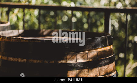 Holzfass mit Rot und Weiß Sonnengelb Wein für die Verkostung auf dem Weinberg. Kopieren Sie Platz für Text und Design. Texturierte Objekt. Stockfoto