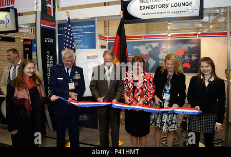 Verehrte Besucher, einschließlich Brig. Gen. Robert Huston, 3 Air Force und 17 Expeditionary Luftwaffen in Europa Assistant Vice Commander, und der Herr Abgeordnete John Emerson, Botschafter in der Bundesrepublik Deutschland, starten die Berliner Luft und Messe mit einem "Ribbon Cutting" Berlin, 1. Juni 2016. Die alle zwei Jahre abgehalten, die Berlin Air Show zeigt eine starke militärische Präsenz und fördert die US-Beziehungen mit der NATO und europäischen Partnern. (U.S. Air Force Foto/Staff Sgt. Emerson Nuñez). Stockfoto