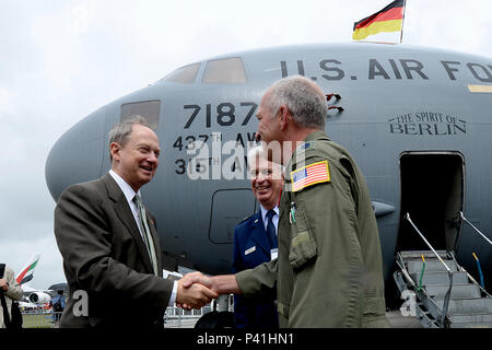 Der Herr Abgeordnete John Emerson, Botschafter in der Bundesrepublik Deutschland wird von Oberstleutnant Craig Bartosh begrüßt 315. Airlift Wing an Joint Base Charleston, S.C., C-17 Globemaster III Flugzeuge Commander und Brigadegeneral Robert Huston, 3 Air Force und 17 Expeditionary Luftwaffen in Europa Assistant Vice Commander, während der Berliner Luft und Messe Berlin, 1. Juni 2016. Die alle zwei Jahre abgehalten, die Berlin Air Show zeigt eine starke militärische Präsenz und fördert die US-Beziehungen mit der NATO und europäischen Partnern. (U.S. Air Force Foto/Staff Sgt. Emerson Nuñez). Stockfoto