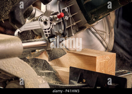 Close up Holzarbeit mit Kreissäge für schneidebretter, der Mann gesägten Balken, Bau und Renovierung, Reparatur und Konstruktion Werkzeug Stockfoto