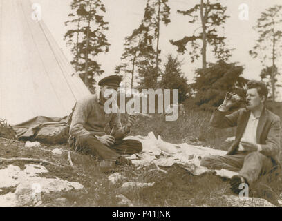 Antike c 1910 Foto, zwei Männer auf ein Picknick im Freien. Quelle: original Foto Stockfoto