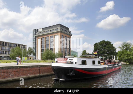 Potsdam, Deutschland, Bürogebäude und John Barnett Schiffsrestaurant in der Schiffbauergasse am Tiefen See in Potsdam. Stockfoto