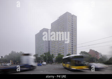 Berlin, Deutschland, vorgefertigte Gebäude an der Kreuzung Alt-Friedrichsfelde Ecke Rhinstrasse in Berlin-Friedrichsfelde Stockfoto