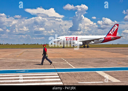 Campo Grande - MS Aeroporto de Campo Grande Aeroporto Internacional de Campo Grande Antônio João avião avião keine pátio avião Da TAM Campo Grande, Mato Grosso do Sul Centro Oeste Brasil viagem retorno Transporte Transporte aéreo Stockfoto