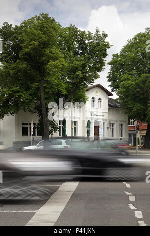 Berlin, Deutschland, historische Wohn- und Geschäftsgebäude in der Potsdamer Straße an der Ecke der Onkel-Tom-Straße in Berlin-Zehlendorf Stockfoto