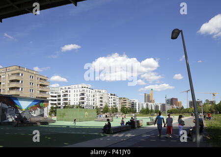 Berlin, Deutschland, neue Wohngebäude in der flottwellstrasse in Berlin-Kreuzberg, im Vordergrund der Park am Gleisdreieck Stockfoto