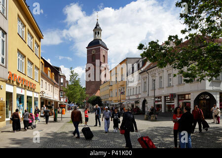 Berlin, Deutschland, Passanten in der Fußgängerzone und Einkaufsstraße Carl-Schurz-Straße in Berlin-Spandau Stockfoto