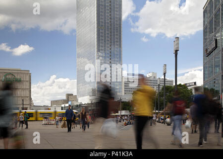 Berlin, Deutschland, Autos und Radfahrern in der Potsdamer Straße in Berlin-Tiergarten Stockfoto