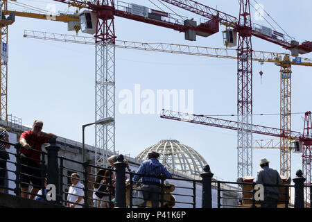 Berlin, Deutschland, Passanten der Karl Liebknecht Brücke und der Kraene auf der Baustelle für das Berliner Schloss - Humboldt-forum in Berlin-Mitte Stockfoto