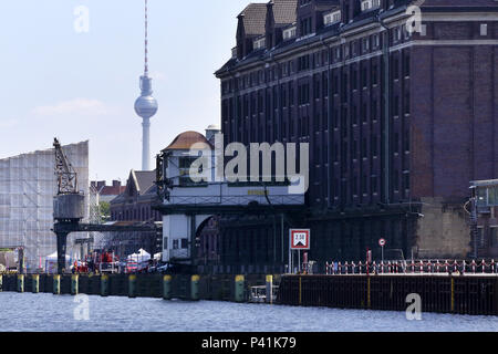 Berlin, Deutschland, BEHALA Westhafen und Fernsehturm in Berlin-treptow Stockfoto