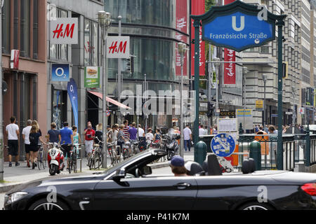 Berlin, Deutschland, Geschäfte in der Friedrichstraße in Berlin-Mitte. Stockfoto