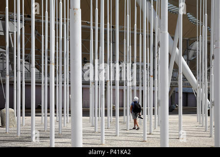 Lissabon, Portugal, passer zwischen Fahnenmasten auf dem ehemaligen Gelände der Expo in Lissabon Stockfoto