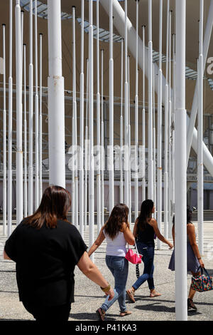 Lissabon, Portugal, Passanten zwischen Fahnenmasten auf dem ehemaligen Gelände der Expo in Lissabon Stockfoto