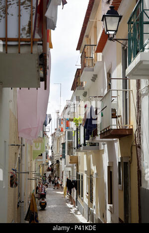 Nazare, Portugal, Gasse in der Altstadt von Nazare Stockfoto