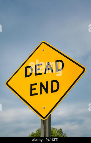 Dead End Road Sign in ländlichen Illinois am Nachmittag Licht. Stockfoto