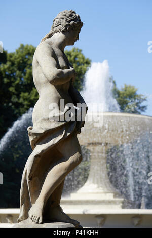 Die Statue der Venus im Sächsischen Park (Saski Park), Warschau, Polen, vor dem Hintergrund der Brunnen.. Stockfoto