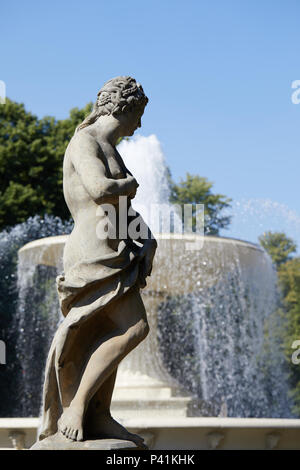 Die Statue der Venus im Sächsischen Park (Saski Park), Warschau, Polen, vor dem Hintergrund der Brunnen.. Stockfoto