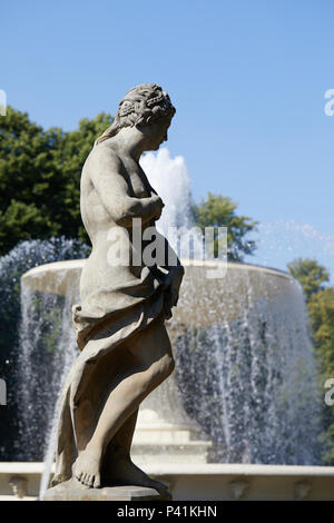 Die Statue der Venus im Sächsischen Park (Saski Park), Warschau, Polen, vor dem Hintergrund der Brunnen.. Stockfoto