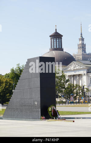 Piłsudski Platz, Warschau, Polen Die polnische Luftwaffe 2010 Tu-154 crash Denkmal. Stockfoto