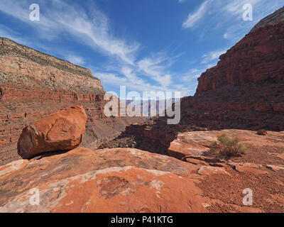 Große Boulder prekär am Rande des Einsiedlers Trail im Grand Canyon National Park, Arizona. Stockfoto