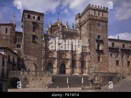 Exterieur - FACHADA PRINCIPAL DEL MONASTERIO DE GUADALUPE - PORTADAS - SIGLO XV-ESTILO GOTICO-MUDEJAR. Lage: MONASTERIO - AUSSEN, Guadalupe, Spanien. Stockfoto