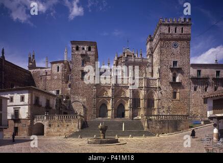 Exterieur - FACHADA PRINCIPAL DEL MONASTERIO DE GUADALUPE - SIGLO XV-ESTILO GOTICO-MUDEJAR. Lage: MONASTERIO - AUSSEN, Guadalupe, Spanien. Stockfoto